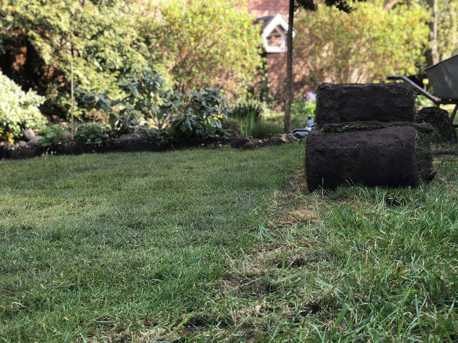 Gestappelter Rollrasen auf einer Wiese