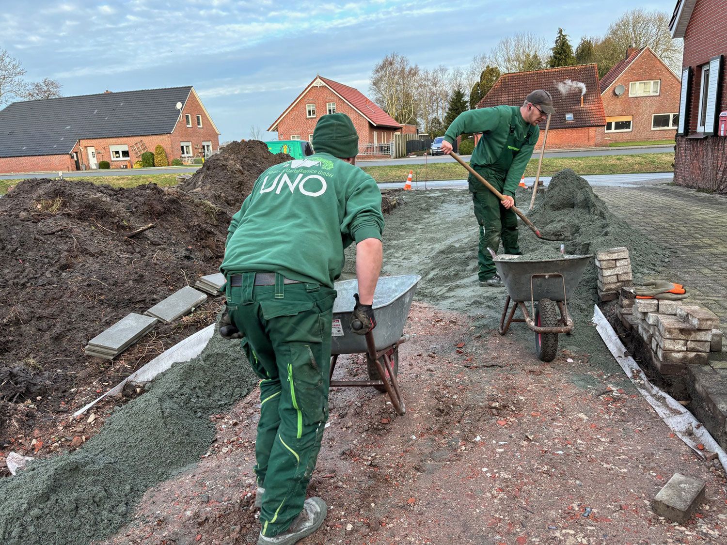 Zwei Mitarbeiter bauen eine Terasse